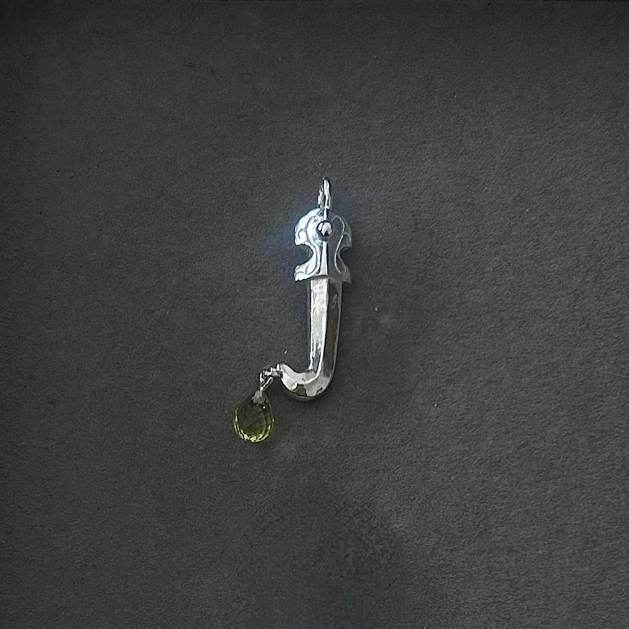 Pendentif dague