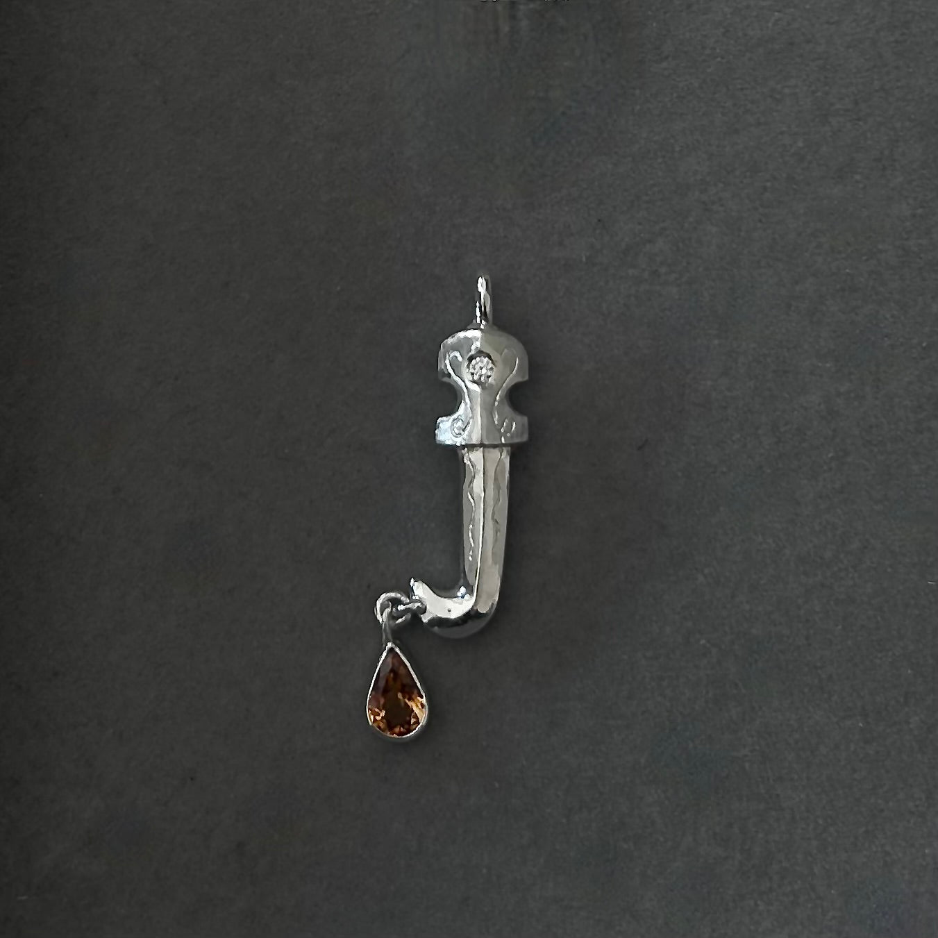 Pendentif dague